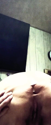 舔我紧致的菊花继父作为回报，我会给你口交，然后喝掉你所有的精液，然后喝一些
