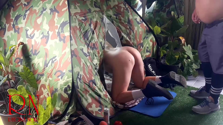 Regina Noir: Kampta seks. Bir yabancı doğada kampta çıplak bir bayanı amından sikiyor....