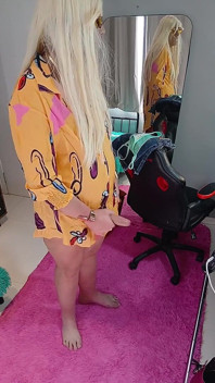 Un lindo vestido nuevo, luego quitarme el bikini y aceitar mi culo ... y terminando con otro orgasmo.