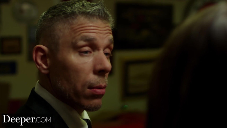 Deeper: Profondo. Alina condivide bf con Adria in un trio bollente...