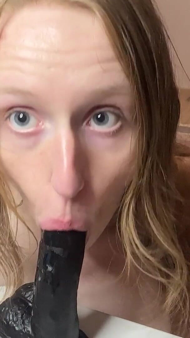HotRedWildcat: Büyük siyah dildo ve taşak emiyor