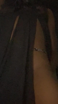 Une bombasse noire sexy fait un facesitting et danse sa grosse chatte en montrant son cul rebondi (partie 2)POV