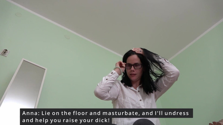 Anna Sky: Güzel Anna patronunun küçük yarağını aşağılıyor