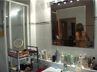 Lucky Cooch: Une brune à forte poitrine prend une douche