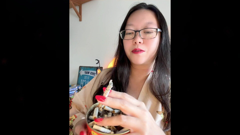 Smoking Asian: Exotic fumat asiatic: unghii rosii, buze rosii prostituata care varsa...