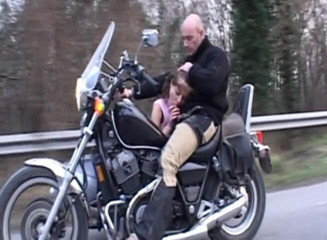 MILF my Cock: Souffler une bite sur le vélo