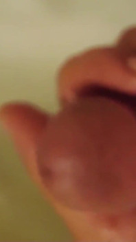 Mijn mollige maatje kan het niet laten om zijn keiharde lul in de stomende douche te strelen- hard kreunen terwijl hij een dikke lading sperma eruit schiet