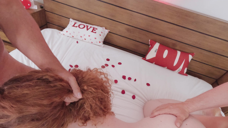 Tommy Wood XXX: Curvilínea ruiva Brina Scarlett fode dois pau grande