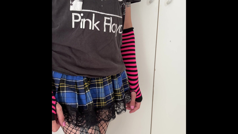 Kinky Princess: Femboy cross dresser modelando desajeitadamente roupas