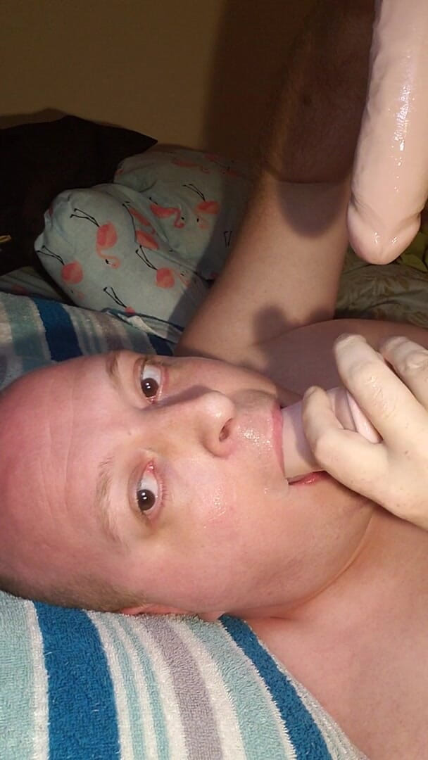 Charlieboy69: Nog steeds diep in keel enorme dildo