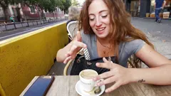 Menikmati kopi dengan susu ekstra