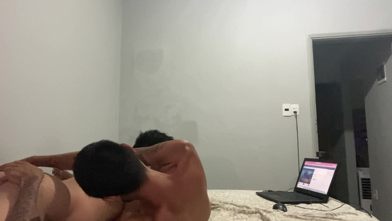 Leandro e Asafe: İki yaramaz genç adam kamerada sevişiyor ve gösteriyor