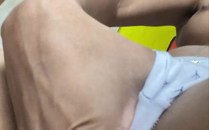 kafesexxx: Amatérská selfie masturbace od krásné drobné ženy