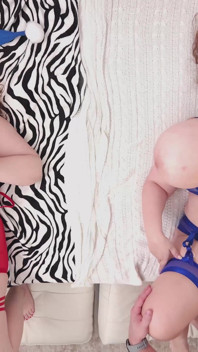 Des Jumelles BBW Aux Seins Géants Se Font Baiser Et Reçoit Un Creampie En Cadeau Pour Noël