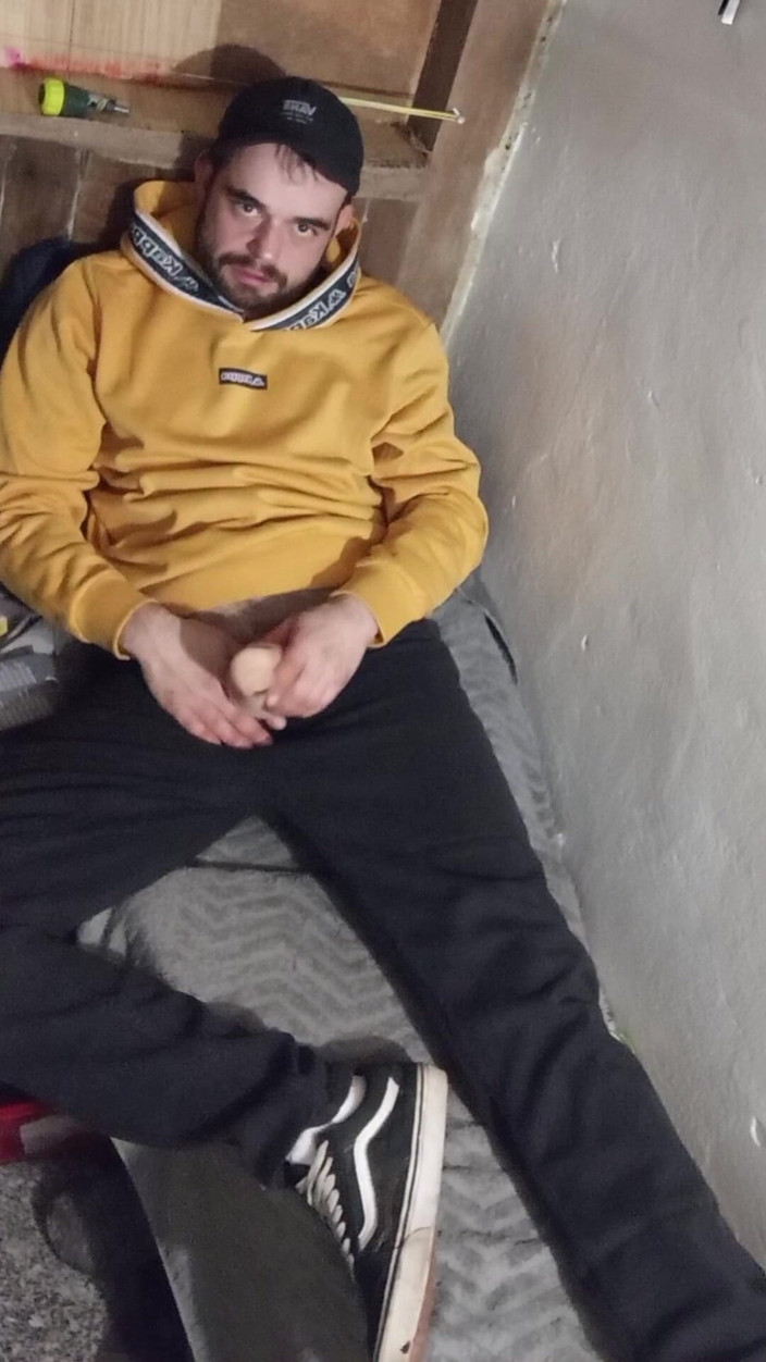 jerkofflover: Masturbarea în cabină în pat