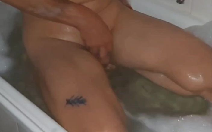 Lizzaal ZZ: Taking a Bath and Leaking Pee From My Little Soft...