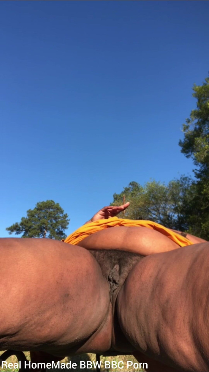 Super sexy ebony cuties: Pamer memek berbuluku di tengah lapangan parkir