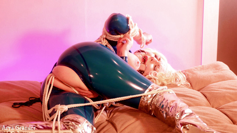 Arya Grander: Latex nô lệ thoát, máy bay bà già gợi cảm...