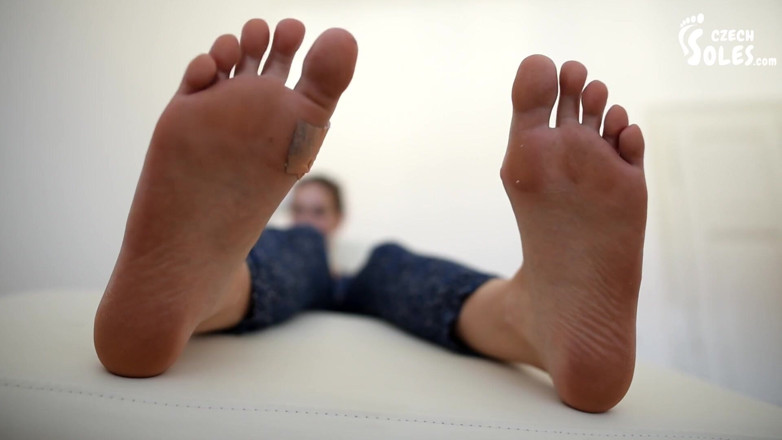 Czech Soles - foot fetish content: Прибирання великих босих ніг жінки та її стерви боса