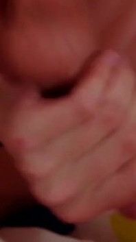 Il giovane ragazzo ben dotato si masturba il suo grosso cazzo e mangia il suo grosso sperma