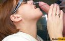 Les Gourmands: Rijpe vrouw met bril en lippenstift geeft een grote pijpbeurt...