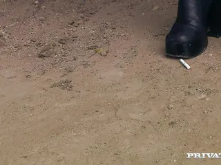 Private.com: 私人这个性感的黑发女郎对穿制服的男人有恋物癖
