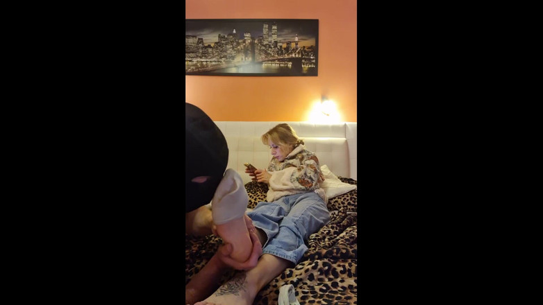 Czech Ladies: Si Dia Menghidu Dan Menjilat Stoking Dan Kaki Saya