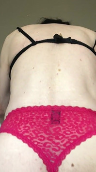 Maricas fode vibrador no sofá