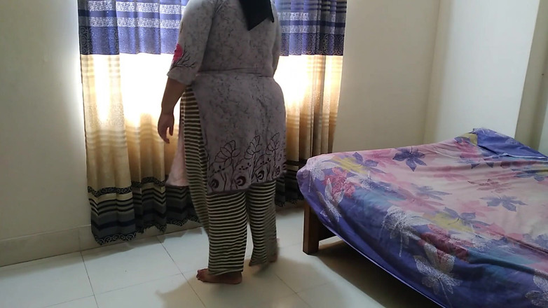 Aria Mia: Dì bbw 55 tuổi đứng một mình trong góc phòng sau đó tôi...
