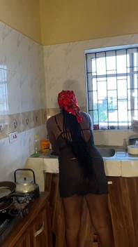 Vrouw maakt eten voor manlief en werd geneukt