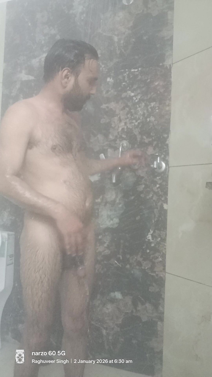 Rajasthani-old-lover: Uomo indiano di desi si gode la doccia e lo...