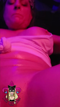 장난감과 남편 Bigsexydaddydyd와 함께 솔로 플레이하는 엄마 Kat-licious
