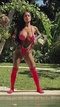 Sanktor - Une MILF Asiatique Tatouée En Bas Roses Dans Une Villa