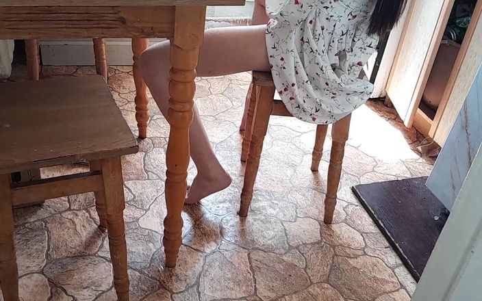 Lesbian-illusion: J’ai surpris ma voisine en train de gémir bruyamment et...