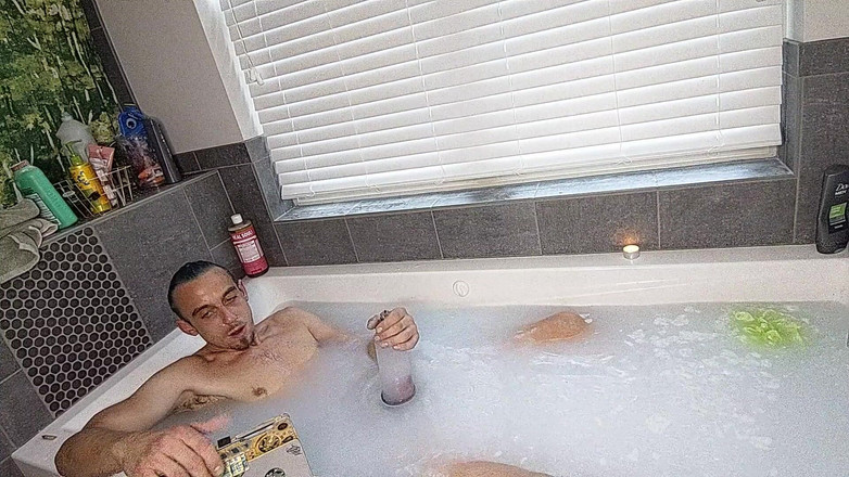 Sexy possum: Aburrida como el infierno bombeando mi polla en la bañera...
