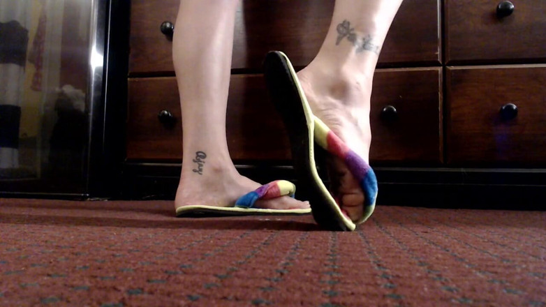 Abby Anna: 360' vista de las plantas maduras de los pies flipflops