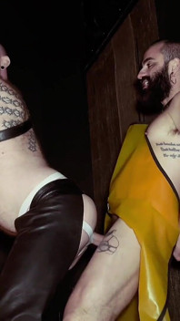 Gloryhole Fun. Mestre barbudo fodendo fellball