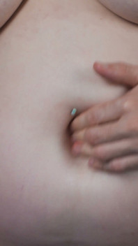 Burtica grasă a lui BbW este futută cu degetul, umplută cu bilă și futută până la un Bellygasm care țipă de pula uriașă a unui om subțire