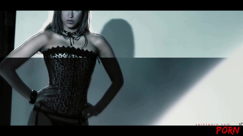 SaintPorn: Lesbische Amabella wordt tot leven gebracht door een oudere vrouw...