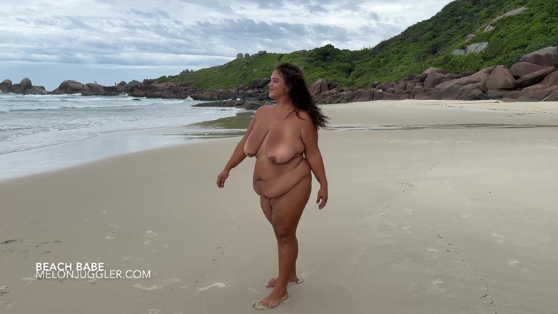 Busty BBW Latinas: アナルアぽっちゃり系ビーチでの公開裸オナニー