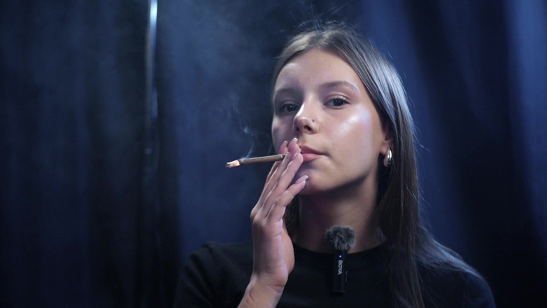 Russian Smokers: Sesi seks solo gadis sange ini dientot dengan perlahan sambil...