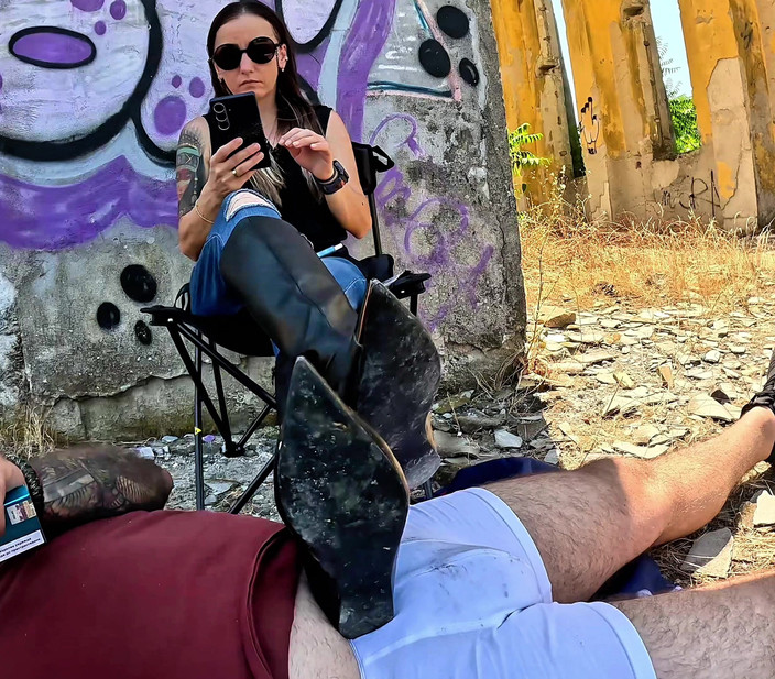 Mistressyammyboots: Doce submissão: Bolo nas botas da amante