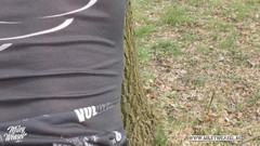 Miley Weasel: Linda garota se amarrou e foi fodida em público