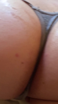 Santai dan pancut pada pipi pantat sempurnanya