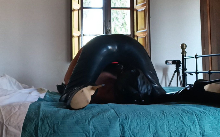 LauraOnHeels: Mám na sobě latexový kondom Catsuit a kotníkové boty s...