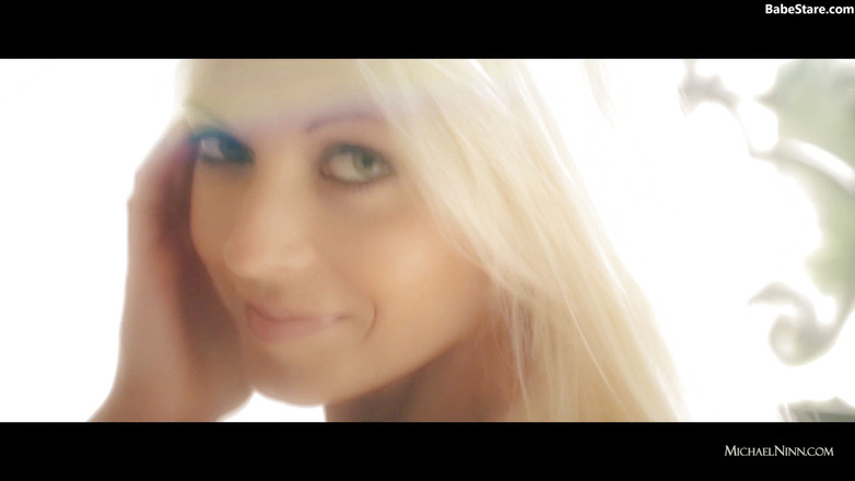 Babe Stare: 美丽的金发模特宝贝的魅力脱衣舞