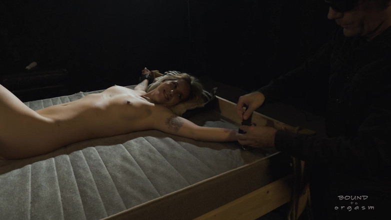 Bound to Orgasm: Amy Douxxx vastgebonden op het bed