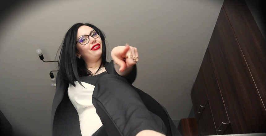 Goddess Misha Goldy: Plaťte za moji čerstvou pedikúru každý měsíc! S vědomím, že zaplatíte za...