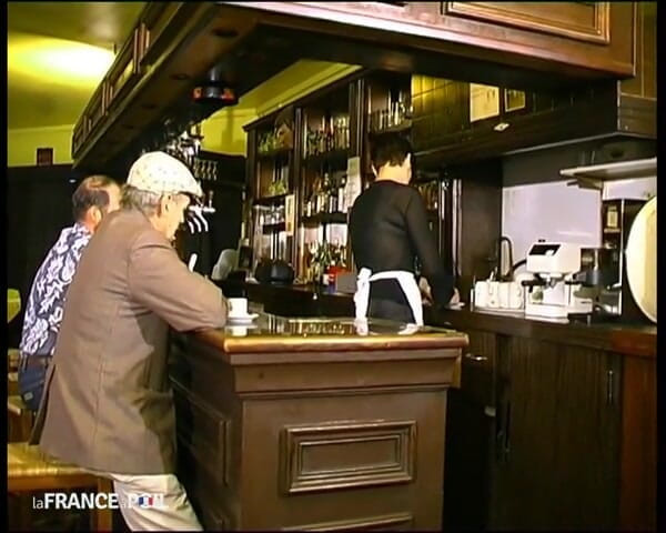 Rue Chaude: Carole, die Chefin der Bar, in ihrem kleinen weißen schürze!