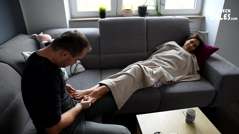 Czech Soles - foot fetish content: Adorant les pieds arqués de satin